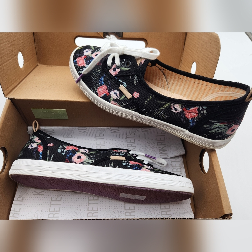 Konkrete Floral Canvas Flats